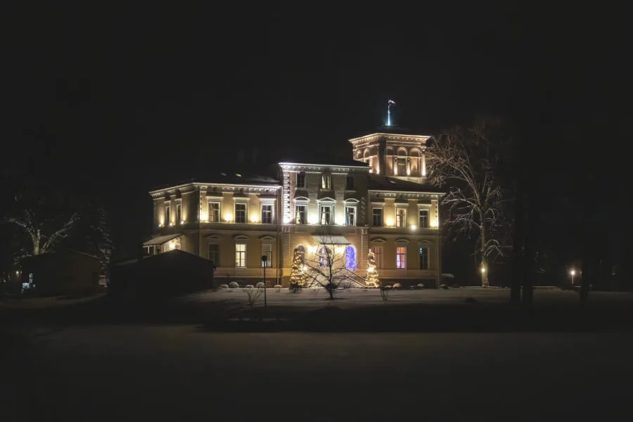 Izgaismota Igates pils naktī