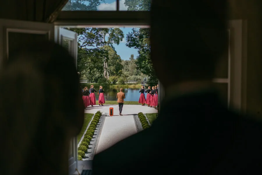 Kāzu ceremonija Igates pils parkā