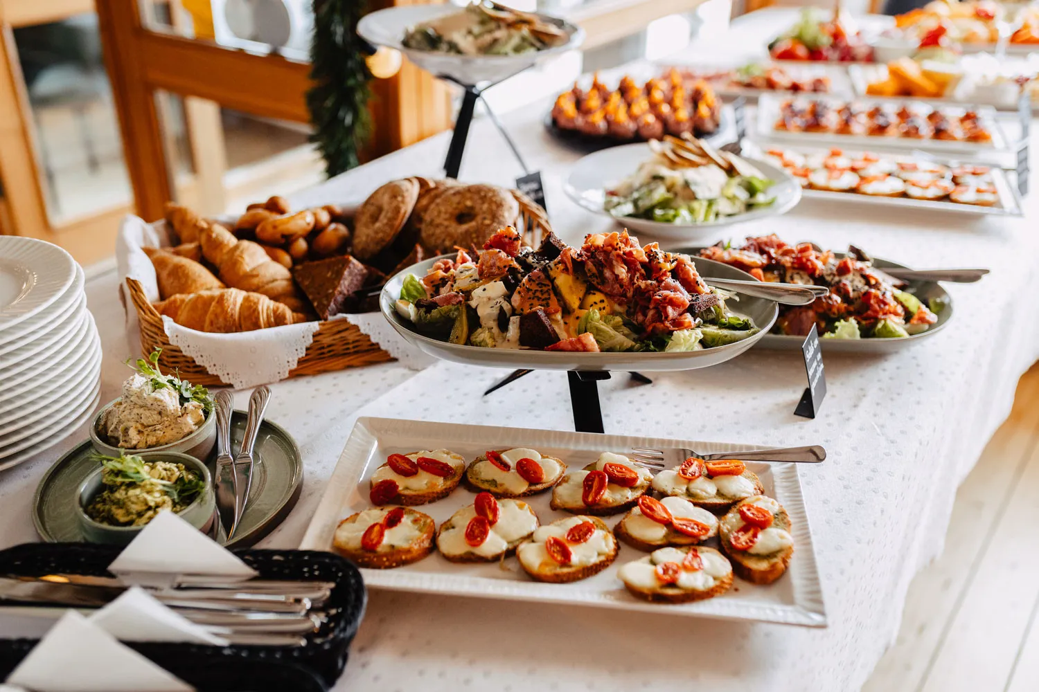 Bord med snacks og morgenmad i Pils Dzirnavu krodziņš